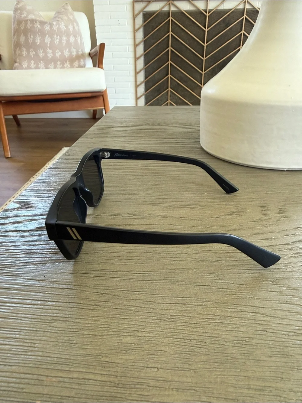 Blenders (Tate) sunglasses in matte black polarized